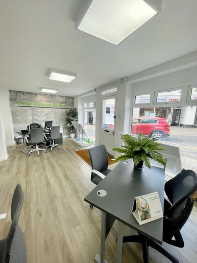 Lot: 108 - TOWN CENTRE FREEHOLD BUILDING COMPRISING TWO COMMERCIAL UNITS AND A LARGE MAISONETTE ON A PLOT WITH FURTHER POTENTIAL -